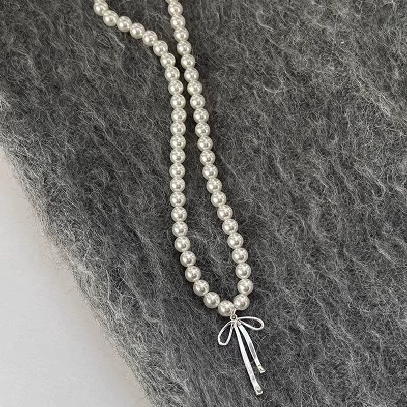 Pendentif ras du cou élégant avec nœud papillon en perles gracieuses pour femmes