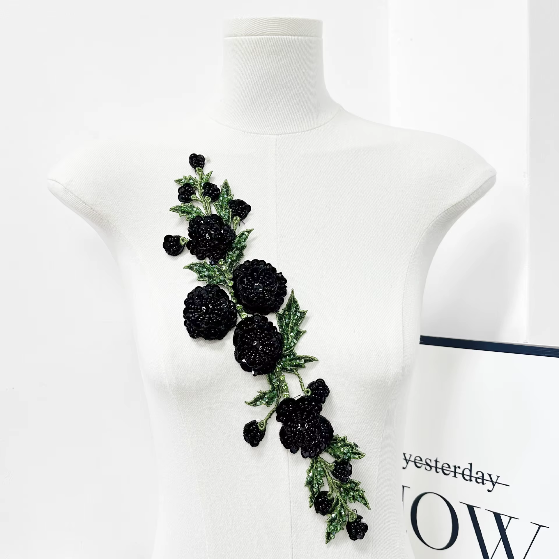Appliques brodées de fleurs en perles colorées