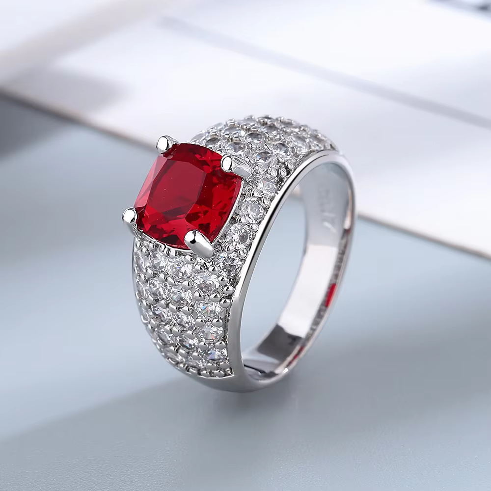 Bague de luxe en saphir émeraude et rubis