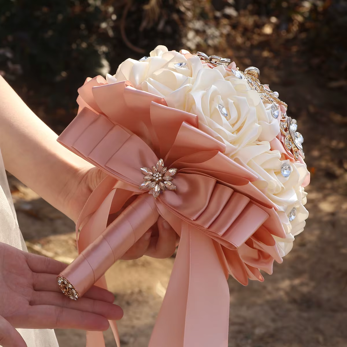 Bouquet de mariage rose champagne de luxe YeeNanee avec couronne de strass