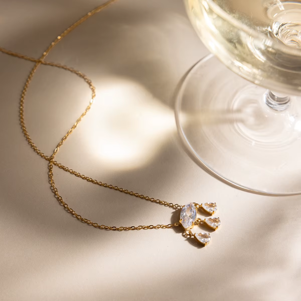 Collier pendentif Zora Luxurious Water Drop Zircon pour femmes