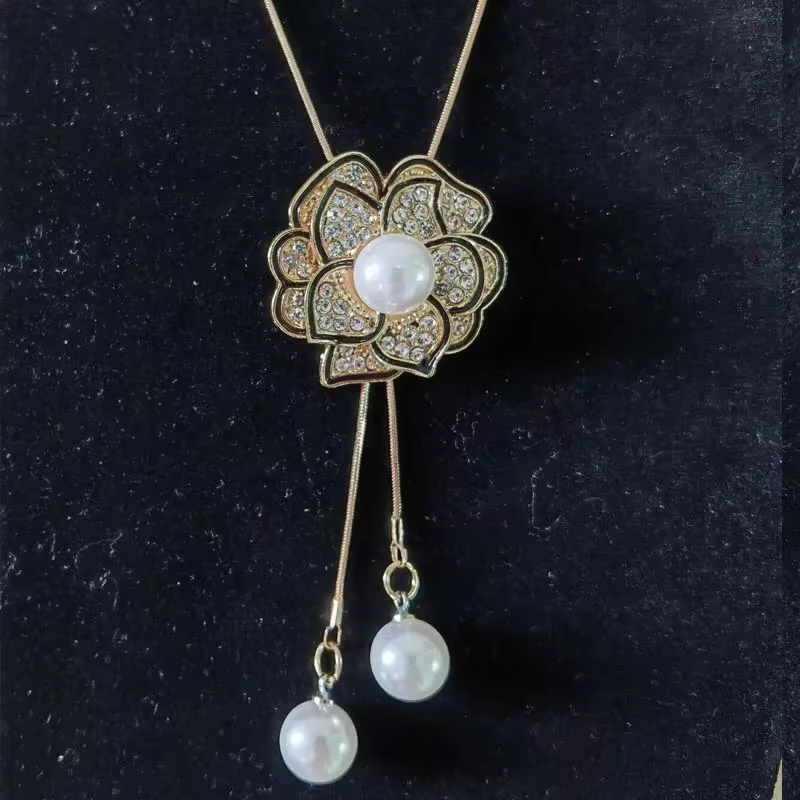 Nouveau Collier Long Pendentif Fleur en Strass et Cristal Automne Hiver 2026 pour Femme
