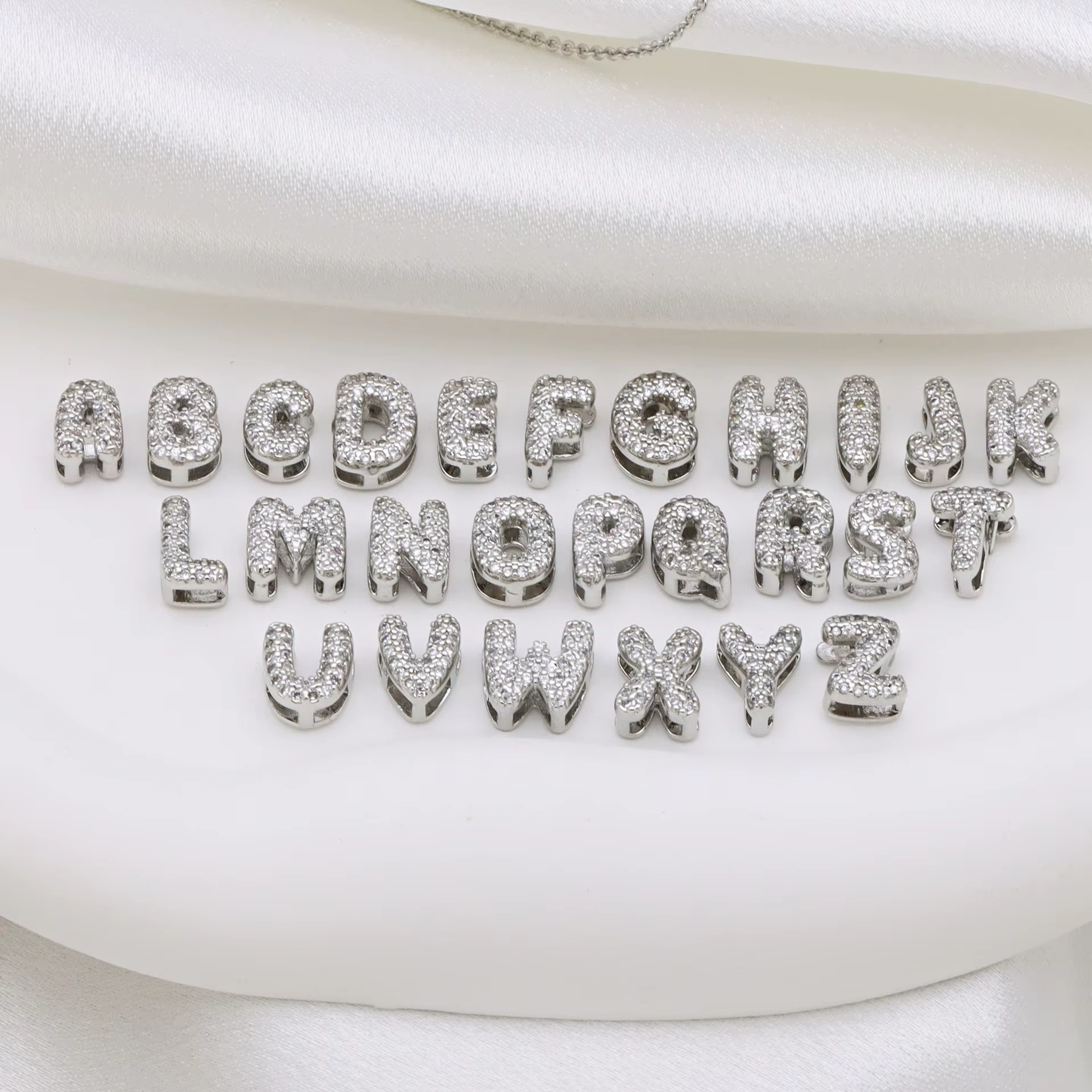 Bracelet personnalisé avec 26 lettres serties de diamants