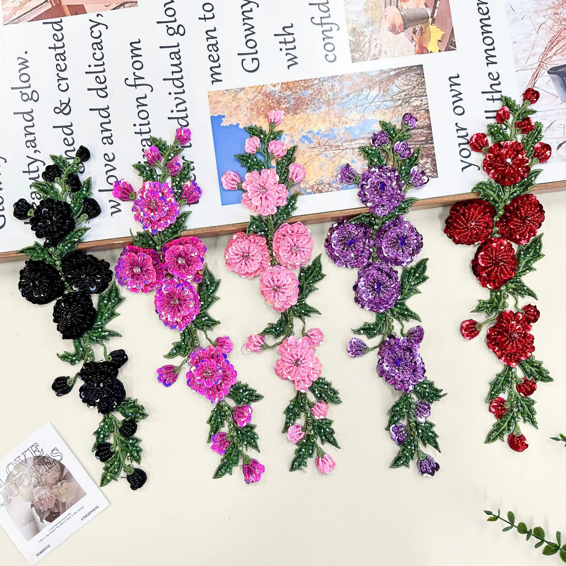 Appliques brodées de fleurs en perles colorées