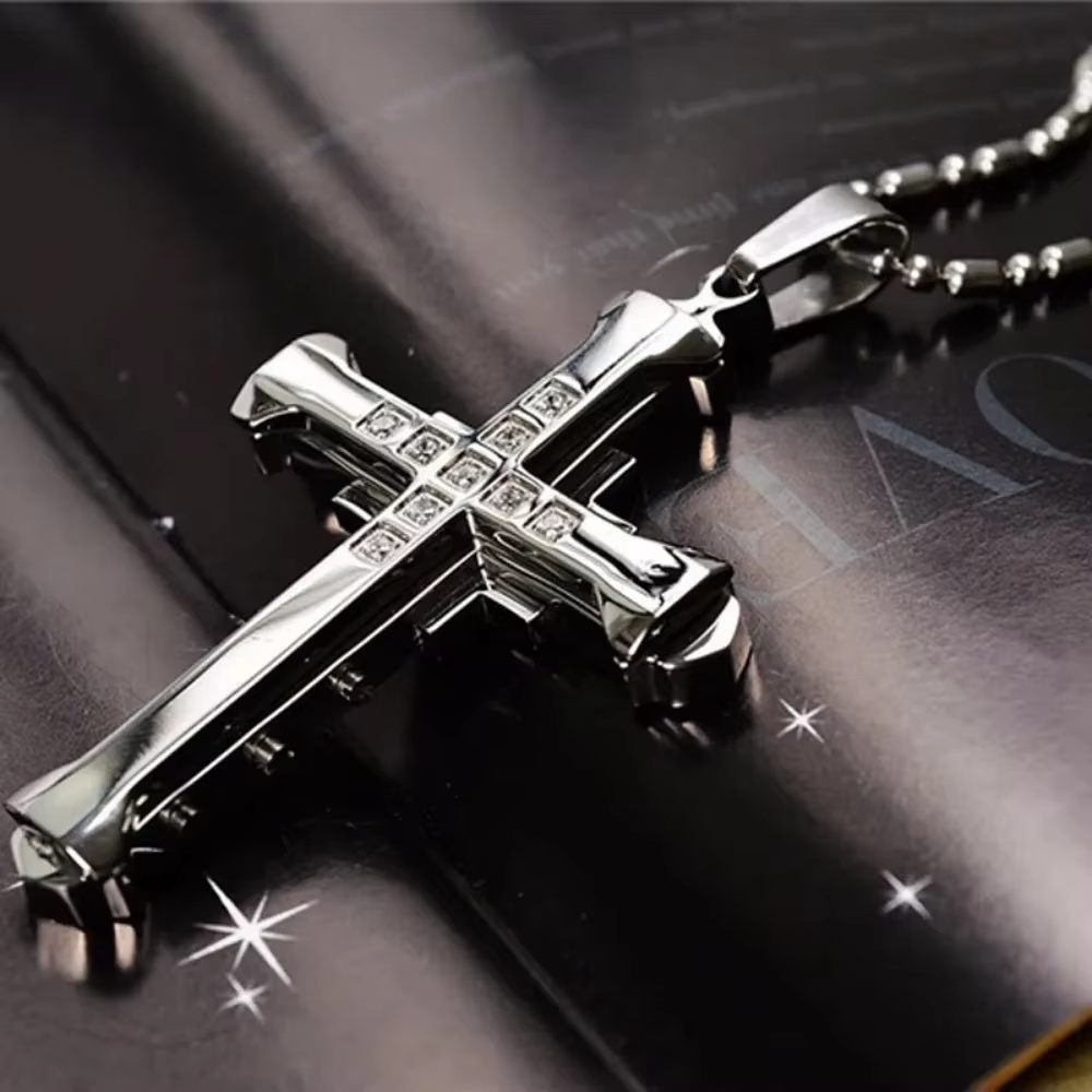 Pendentif Croix de Jésus en Cristal 2026 Nouveau style masculin Simple et tendance Articles de mode Bijoux en acier Choix idéal pour les fêtes