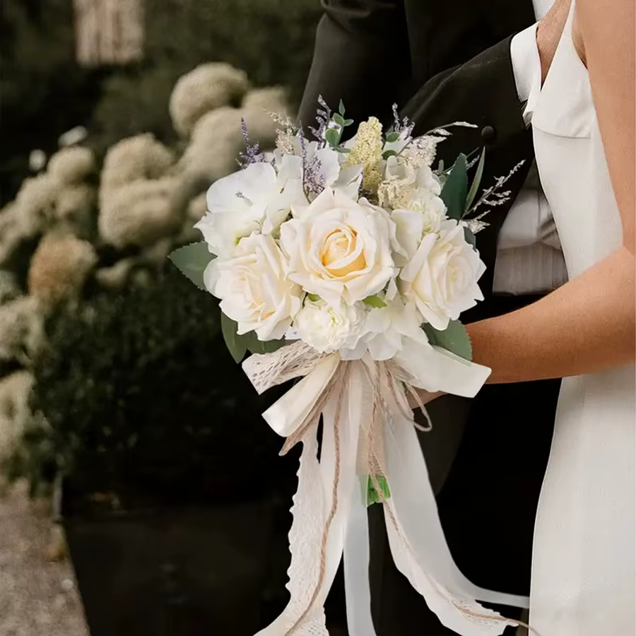 Bouquet de roses artificielles élégantes pour mariée