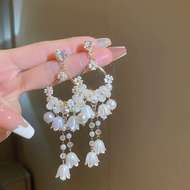 Boucles d'oreilles en forme de fleur de lys de la convallaria incrustées de strass et de perles pour femmes
