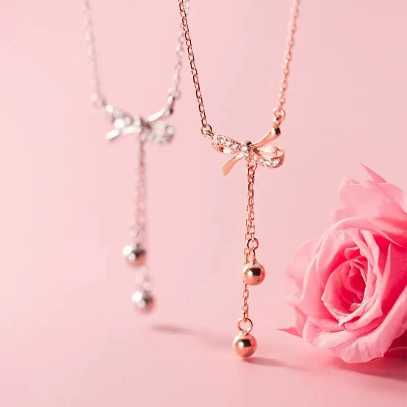 Collier à nœud papillon brillant pour femme