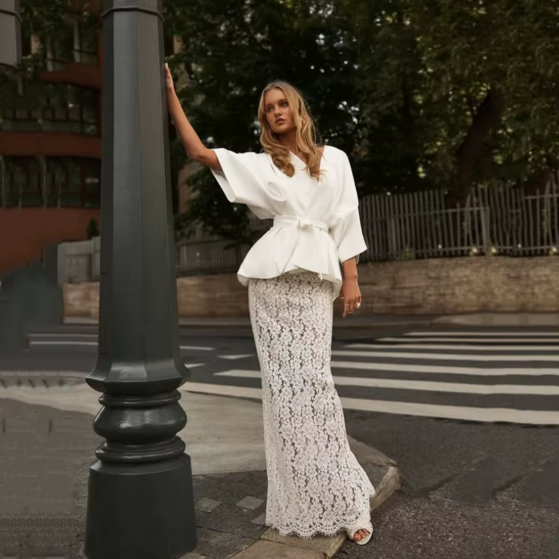 Ensemble deux pièces féminin élégant blanc blouse manches chauve-souris peplum jupe dentelle fente arrière tenue invité