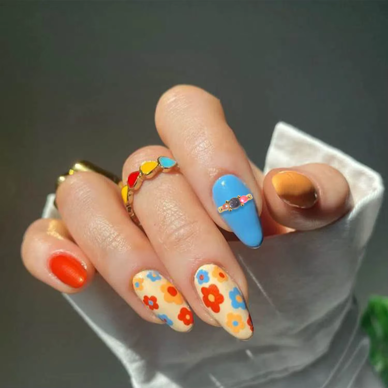 Anneaux de pierres précieuses aurore colorés tendance