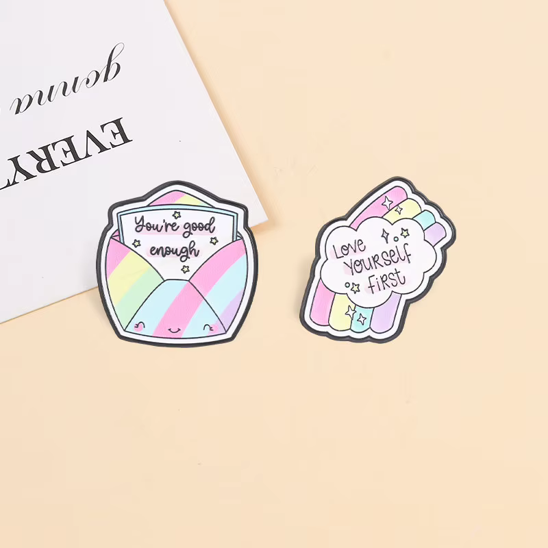 Broches en émail avec citations sur l'amour-propre