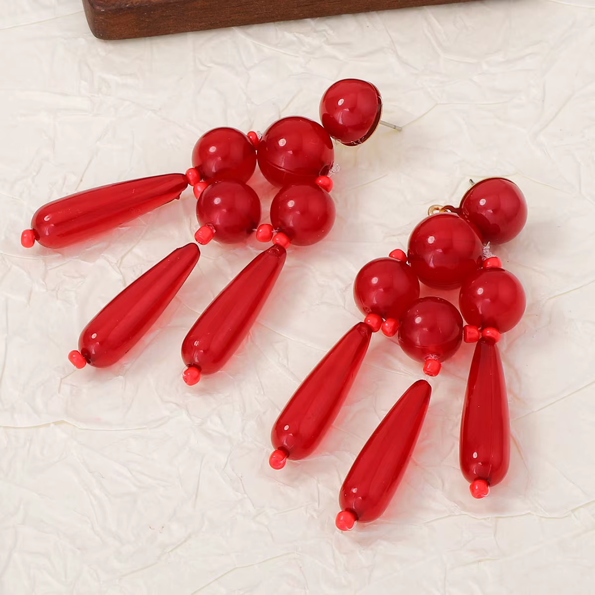 Boucles d'oreilles pendantes vintage en résine rouge perlée pour femmes