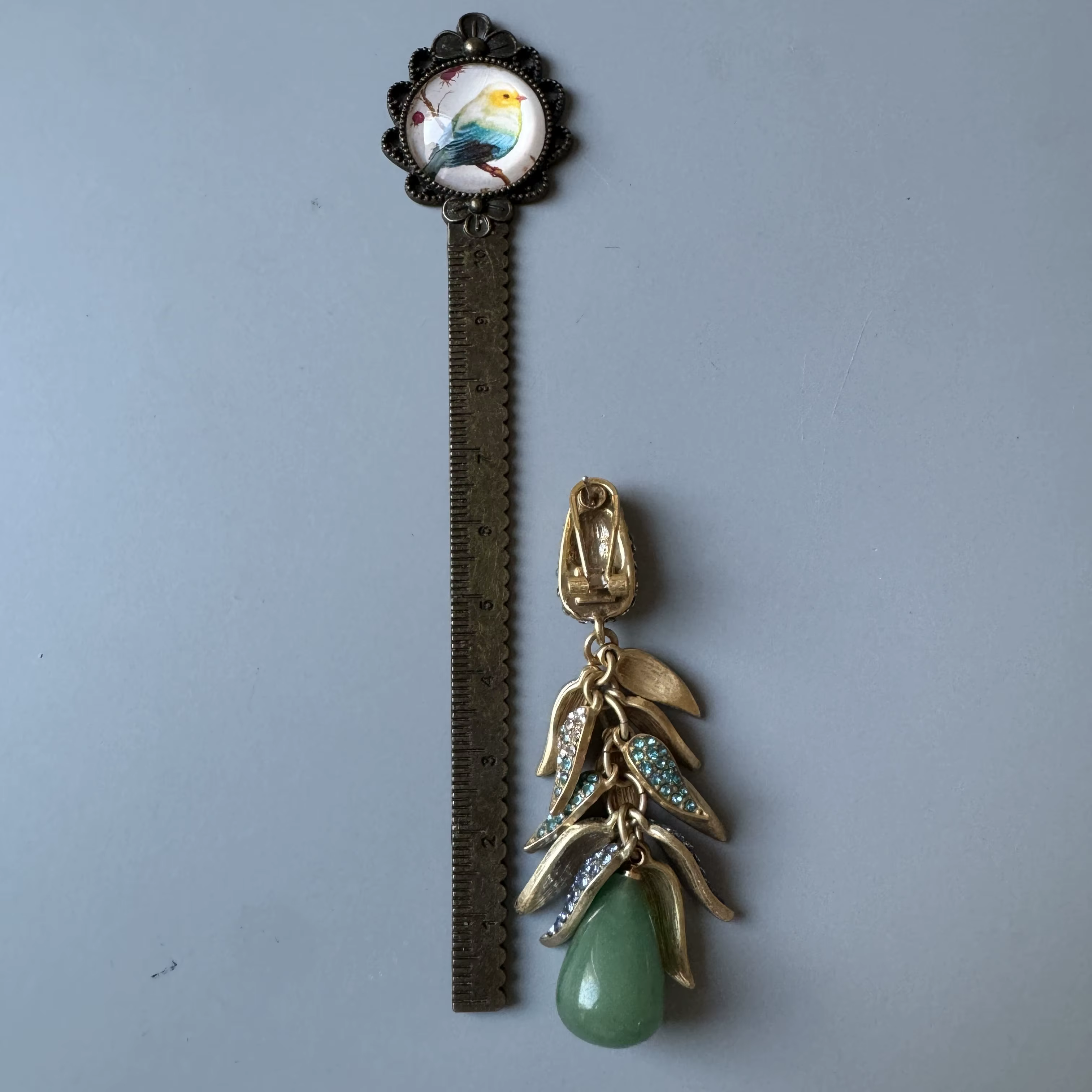 Collier vintage avec pampilles florales sculptées en trois dimensions et boucles d'oreilles clous