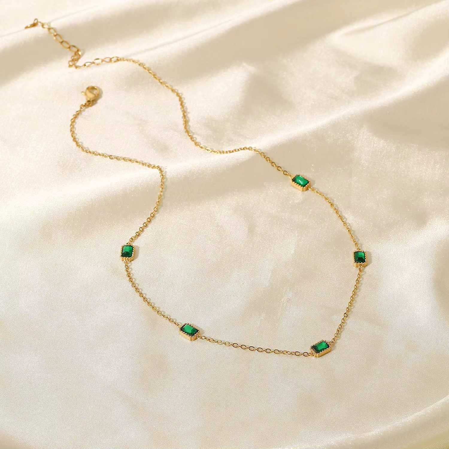 Collier délicat en or plaqué avec émeraudes et zircons cubiques