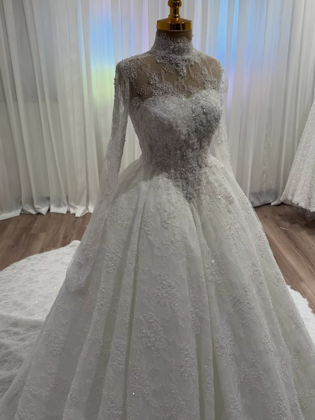 Robe de mariée de luxe à col montant en dentelle avec manches longues