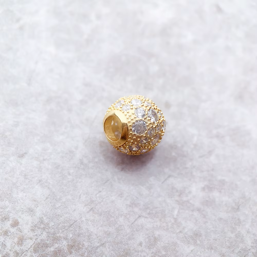 Perles dorées pavées écrasées