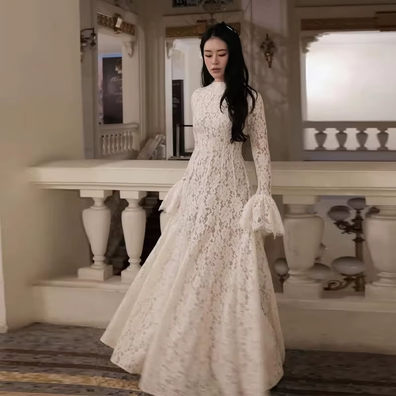 Robe de soirée élégante blanche à manches longues en dentelle transparente