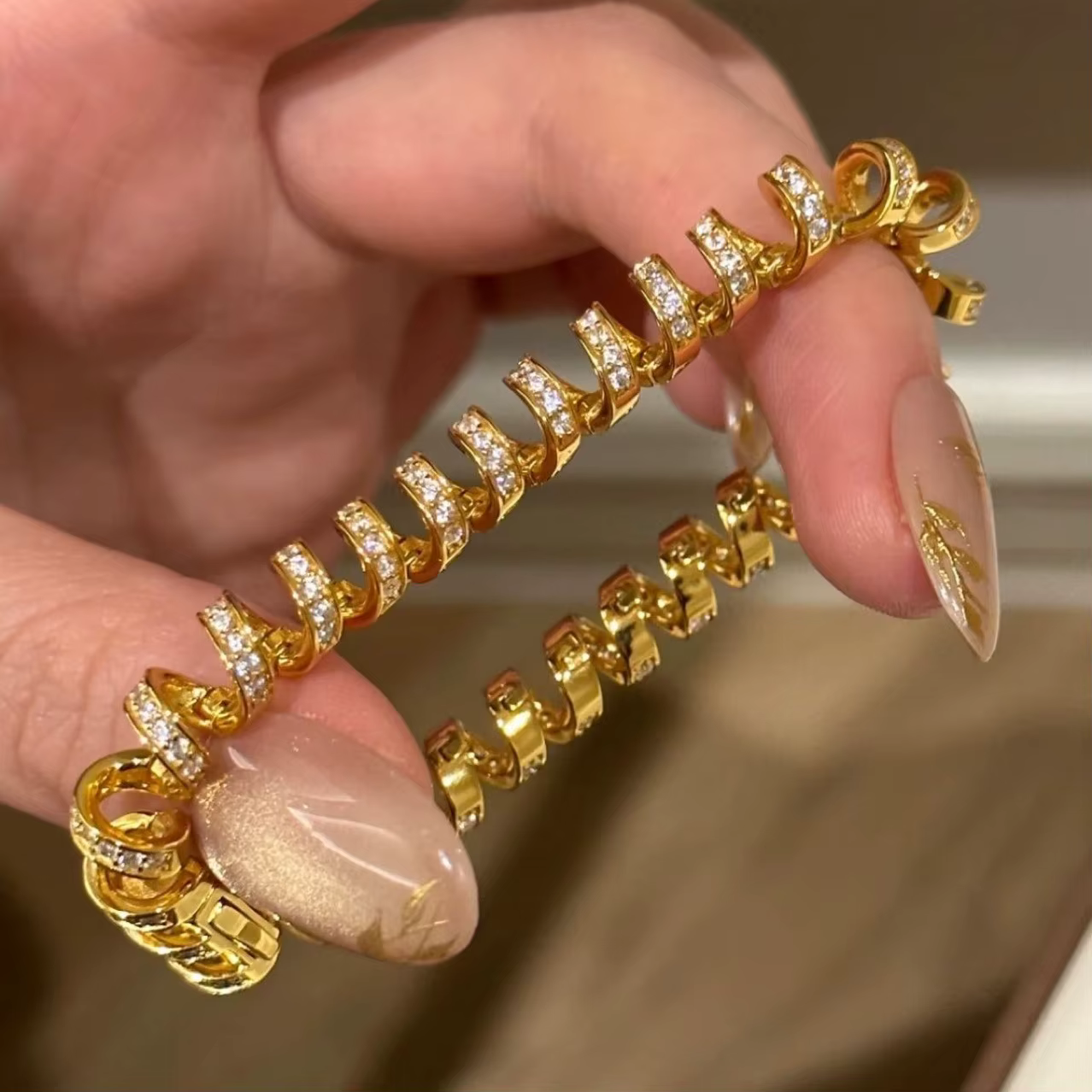 Bracelet jonc de luxe enroulé orné de diamants