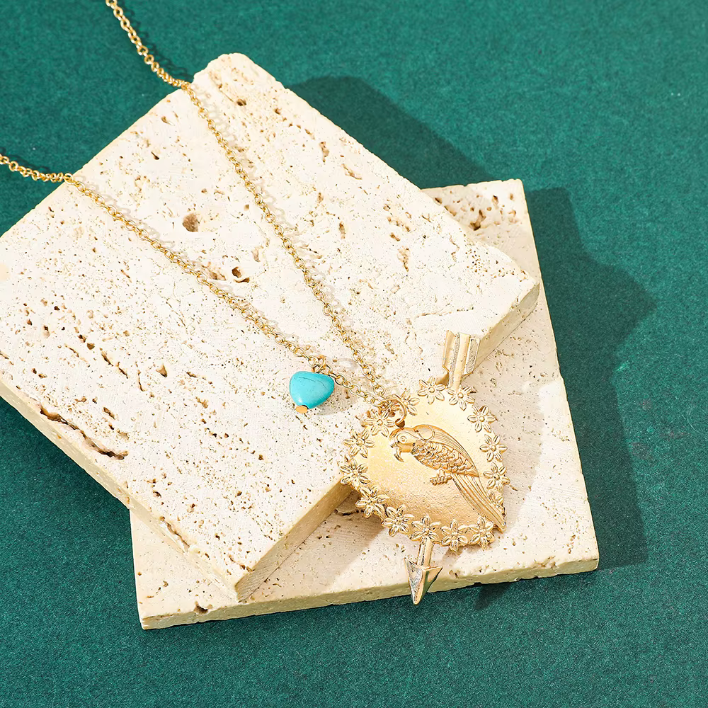Collier oiseau avec pendentif en forme de cœur pour femme