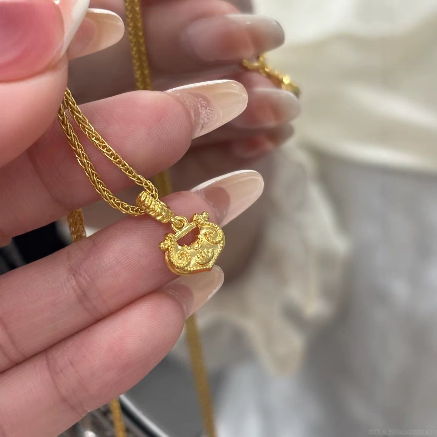 Antique or artisanat vintage mini fleur de lotus Ruyi serrure pendentif exquis collier