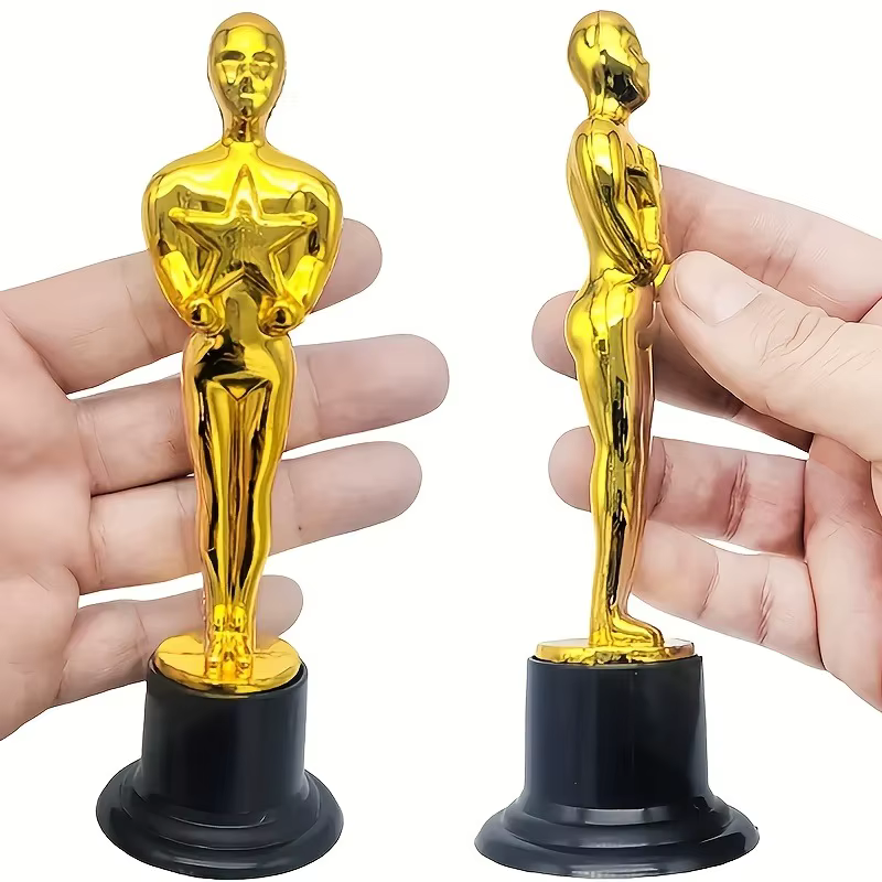 Statuettes de trophées dorés
