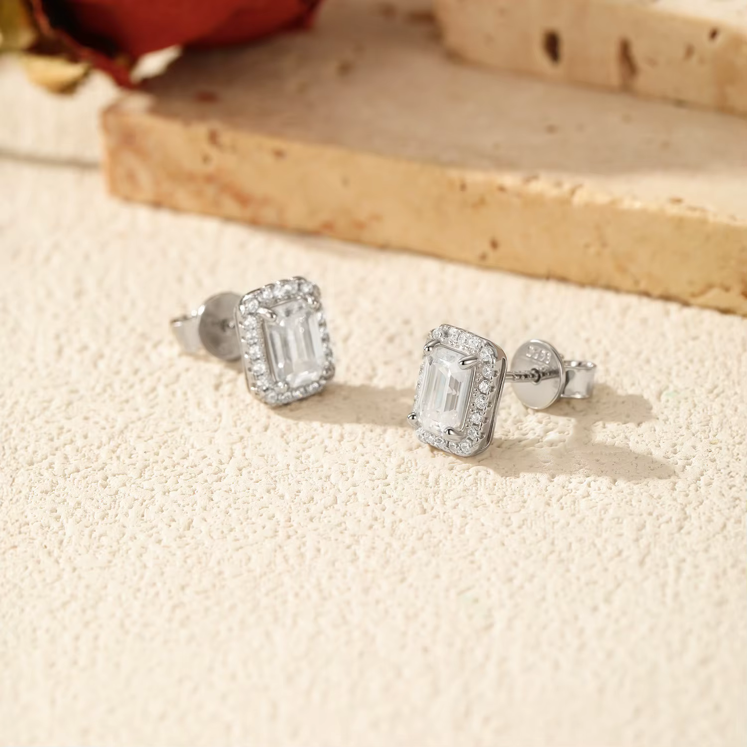 MODIAN Boucles d'oreilles en moissanite taille émeraude en argent sterling 925, boucles d'oreilles halo classiques de luxe pour femmes, bijoux fins de mariage, cadeau