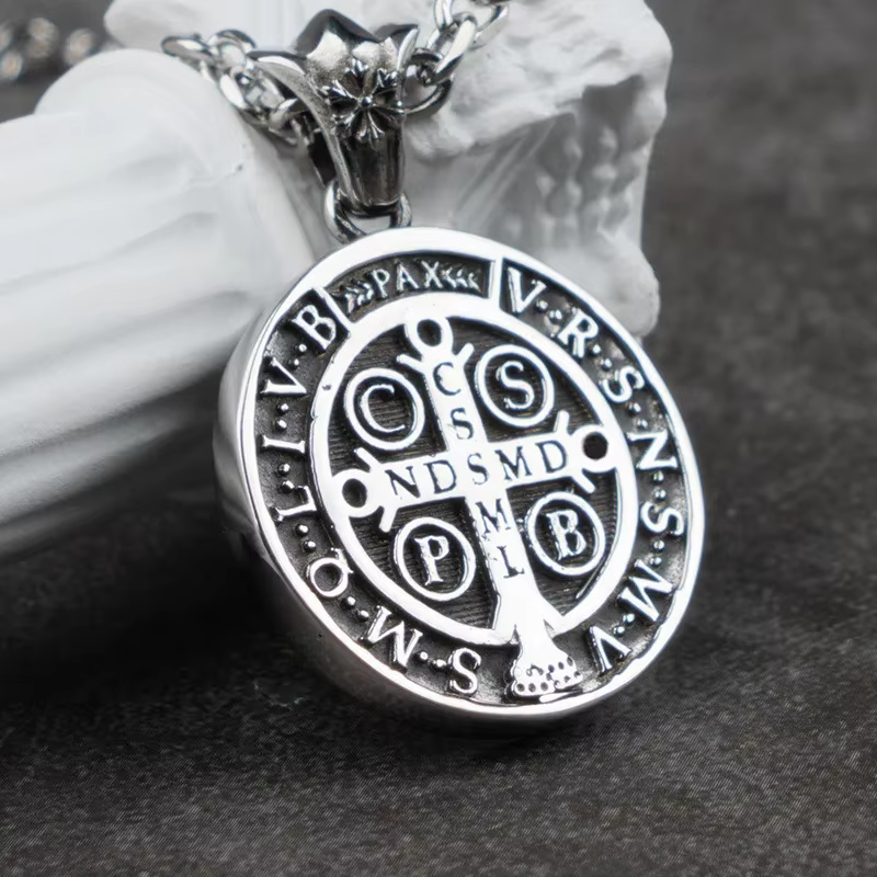 Collier Religieux Vintage en Titane et Acier
