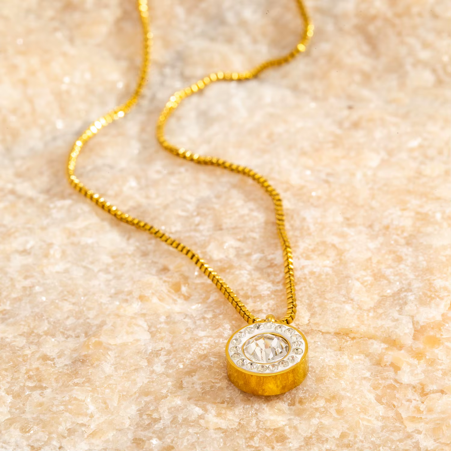 Collier pendentif étincelant CZ – Acier inoxydable plaqué or 18 carats poli miroir