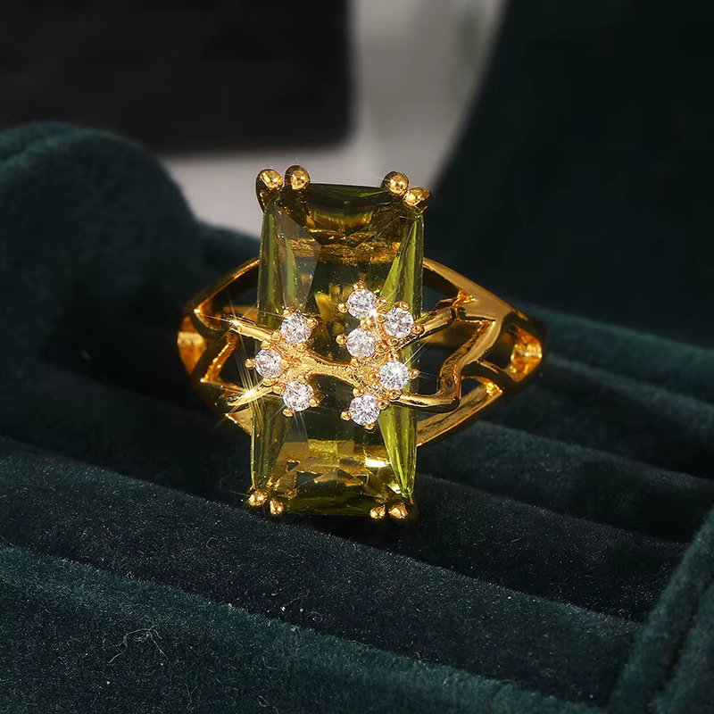 Superbe bague de cocktail plaquée or avec grand zircon cubique artificiel carré – Parfaite pour les tenues quotidiennes et les fêtes.