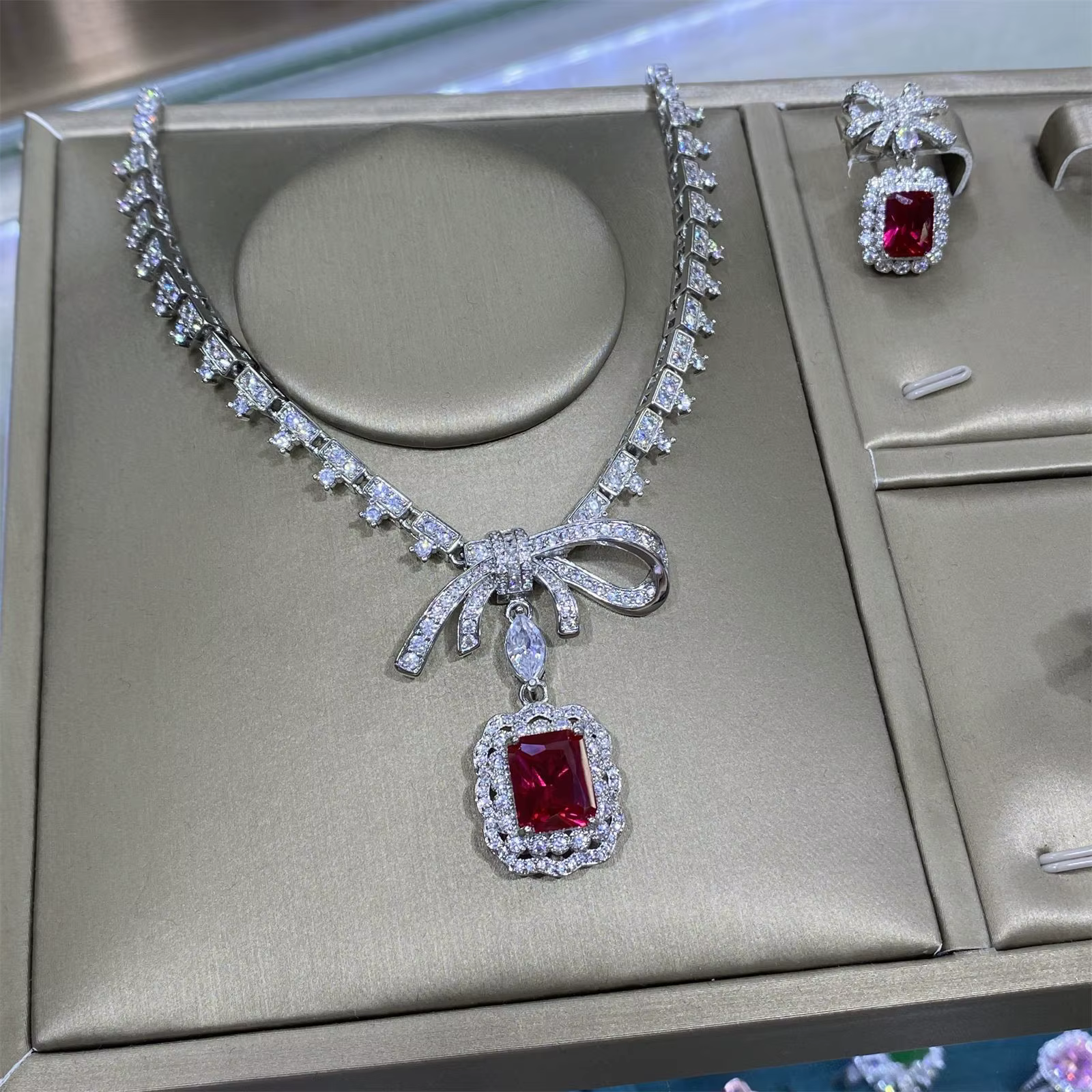 Ensemble de bijoux en corindon rouge pour femme