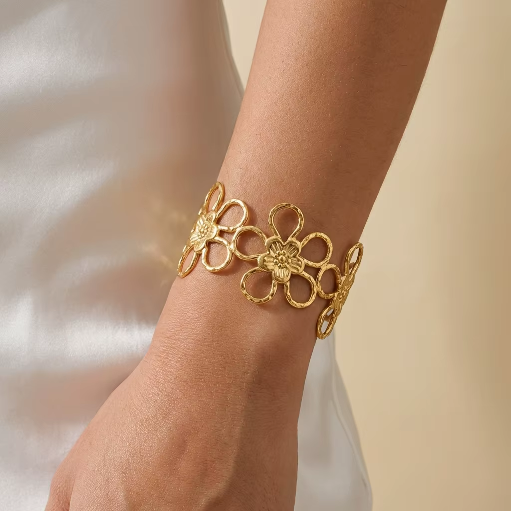 Bracelet manchette en acier inoxydable Sweet Hollow Flower pour femme