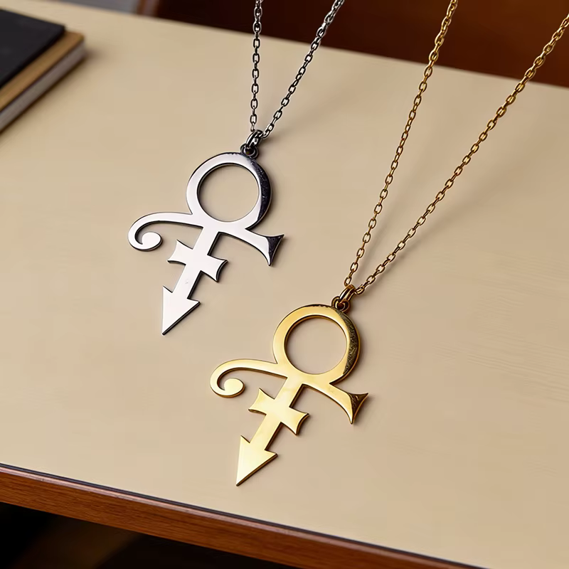 Nouveau Collier Symbole Prince 2026 en Acier Inoxydable Couleur Argent