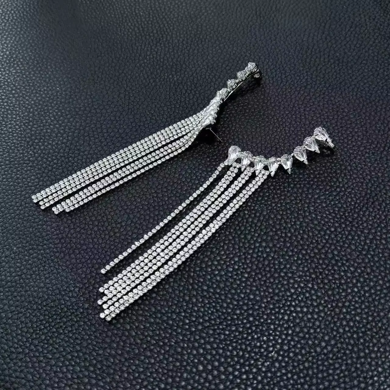 Boucles d'oreilles à pampilles longues exagérées avec diamants intégrés