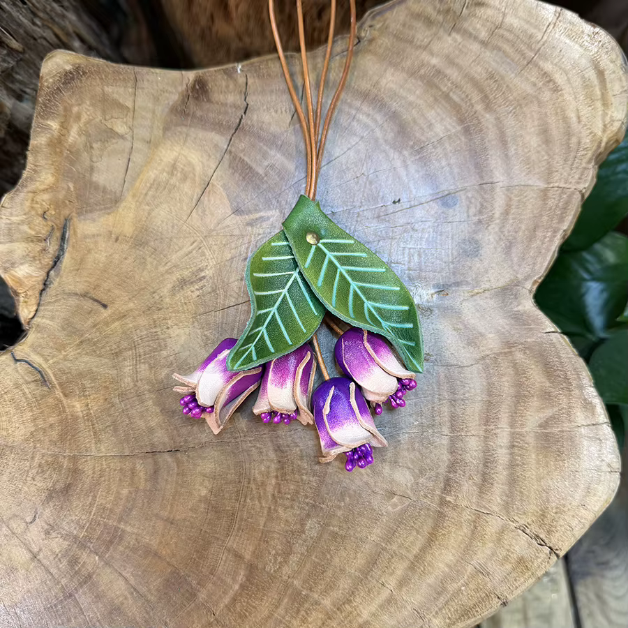 Pendentif fleur de muguet en cuir de vachette fait main
