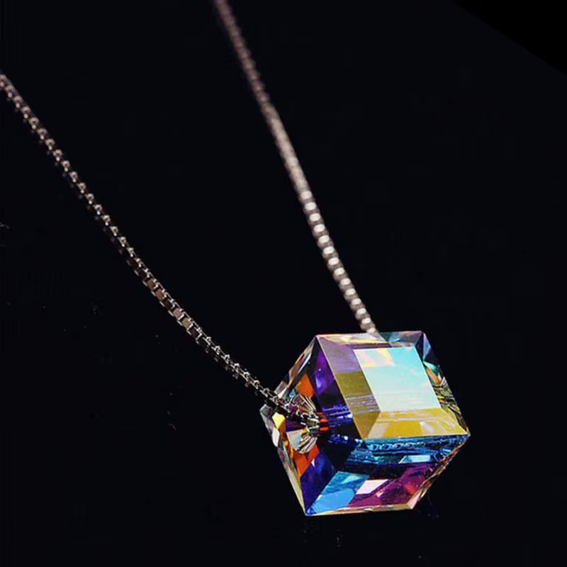 Collier pendentif en cristal carré Aurora coloré pour femme, bijoux fantaisie