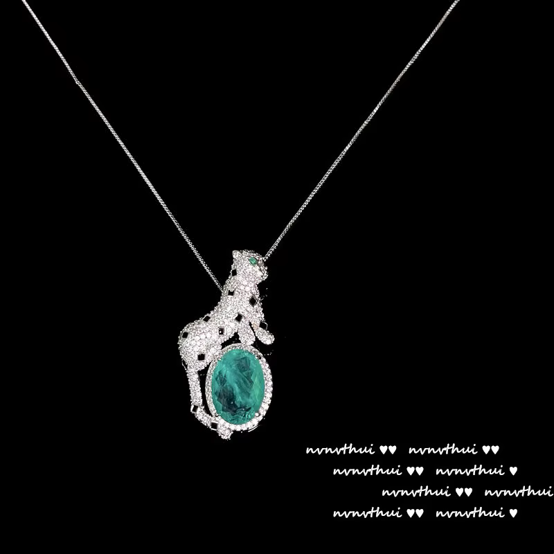 Collier pendentif léopard en pierres précieuses émeraude taillées ovales de luxe avec JOWomen