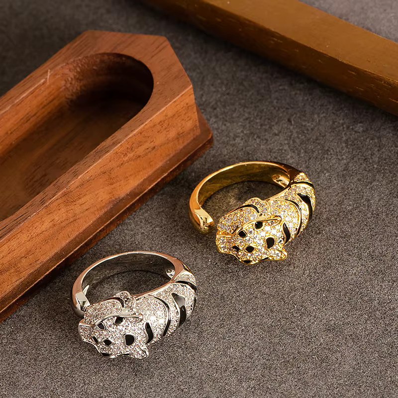 Bague ouverte réglable tête de léopard imposante en zircon incrusté de diamants