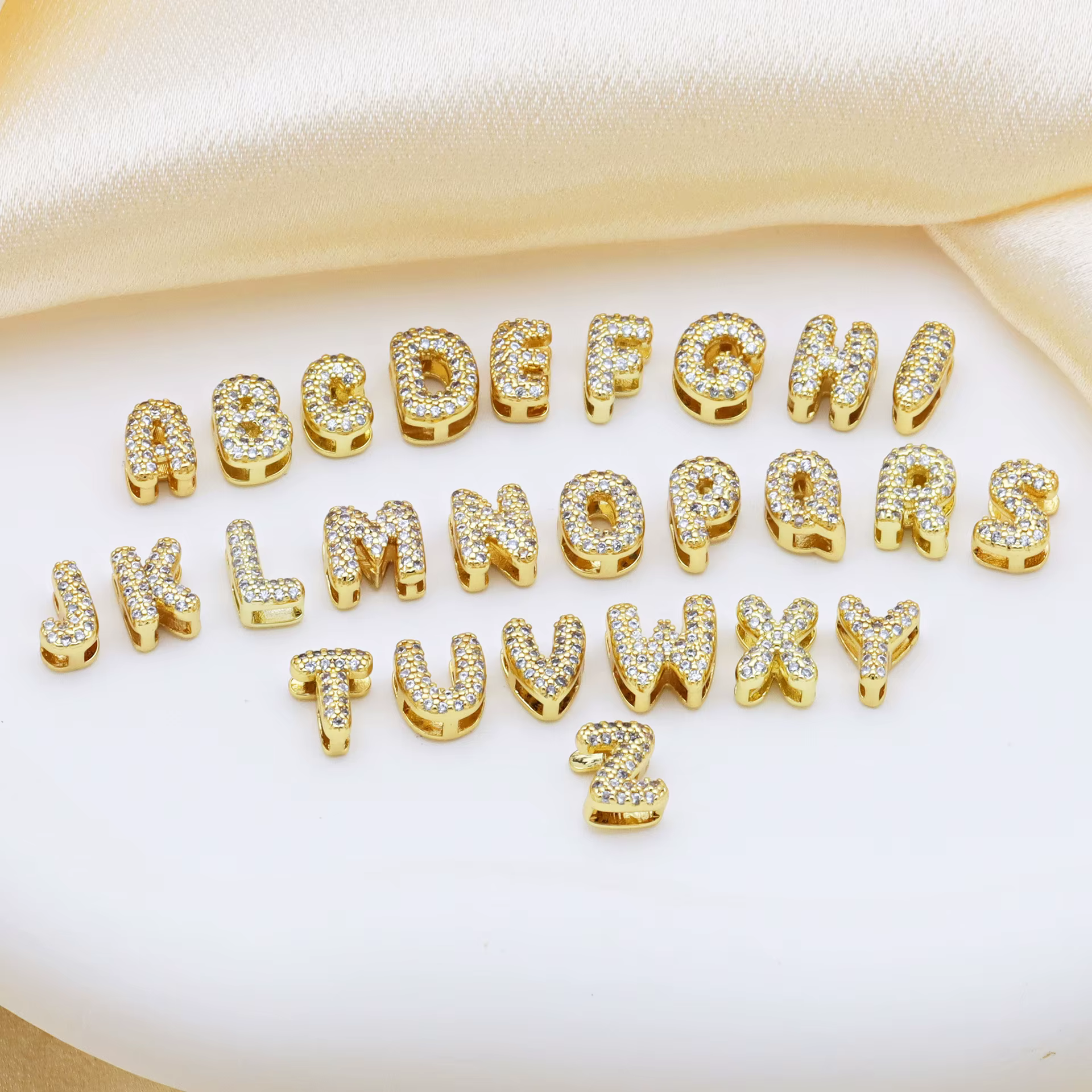 Bracelet personnalisé avec 26 lettres serties de diamants