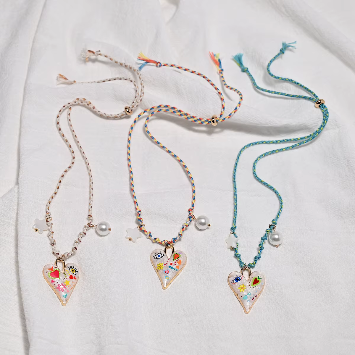 Collier avec pendentif en forme de cœur en corde nouée à la main