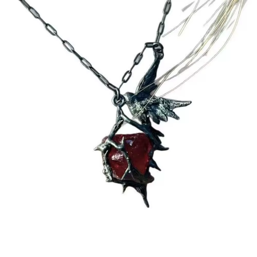 Collier pendentif corbeau rubis à la mode