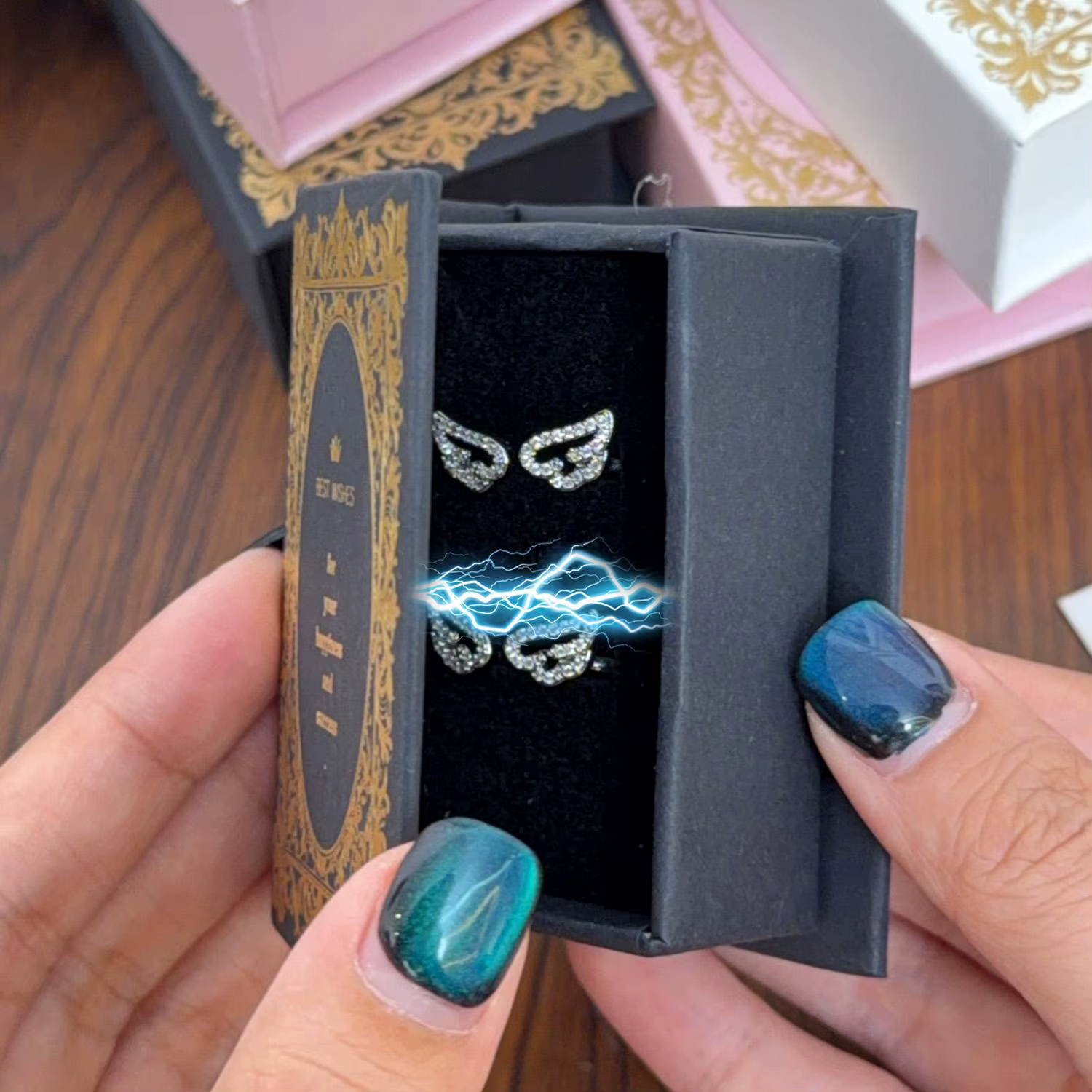 Boîte à bijoux magnétique en forme de livre