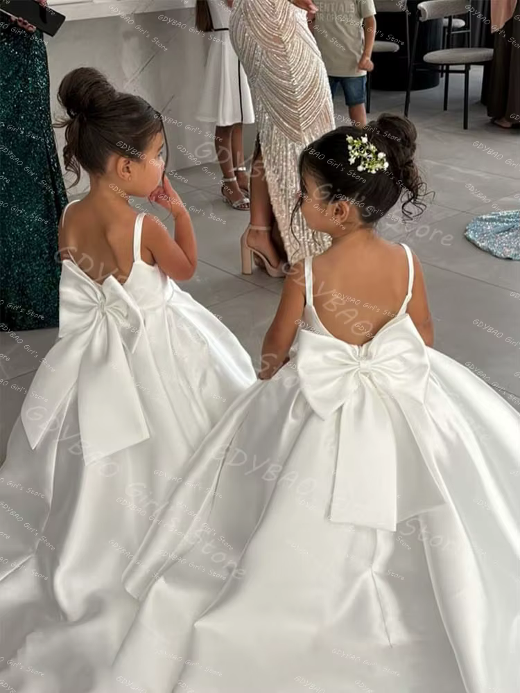 Robe de demoiselle d'honneur blanche avec bretelles à nœud