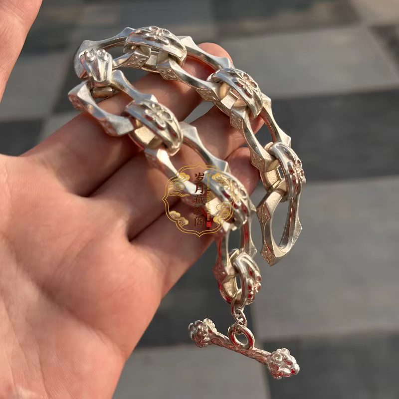 Bracelet vintage tibétain en argent sculpté à la main