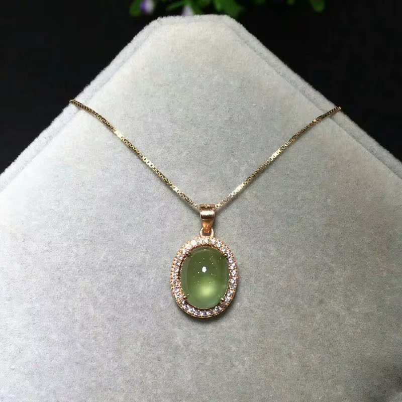 Collier avec pendentif en préhnite naturelle incrustée en argent