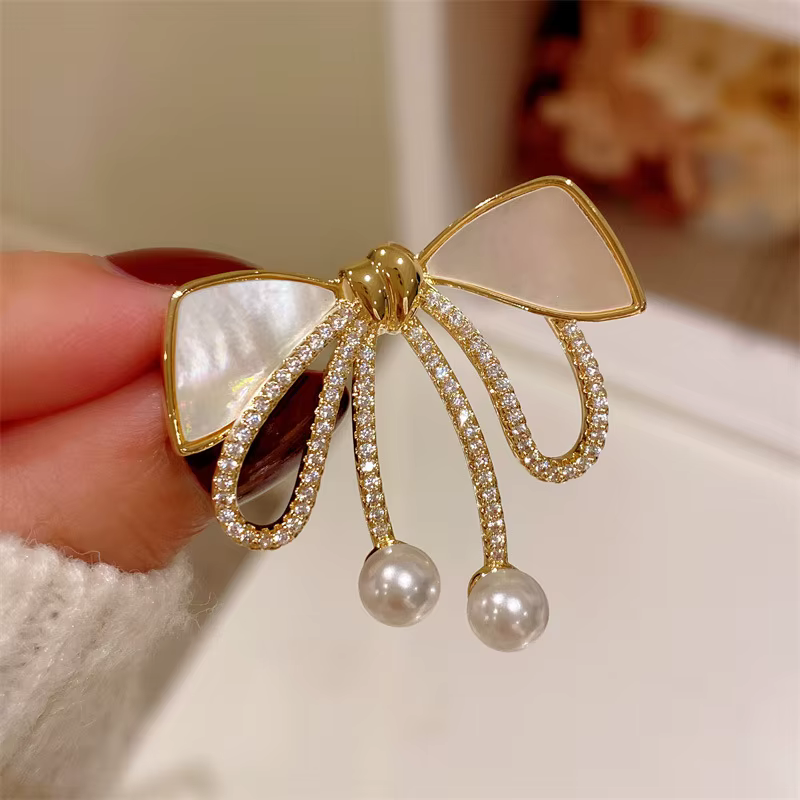 Broche anti-exposition nœud papillon pour femme