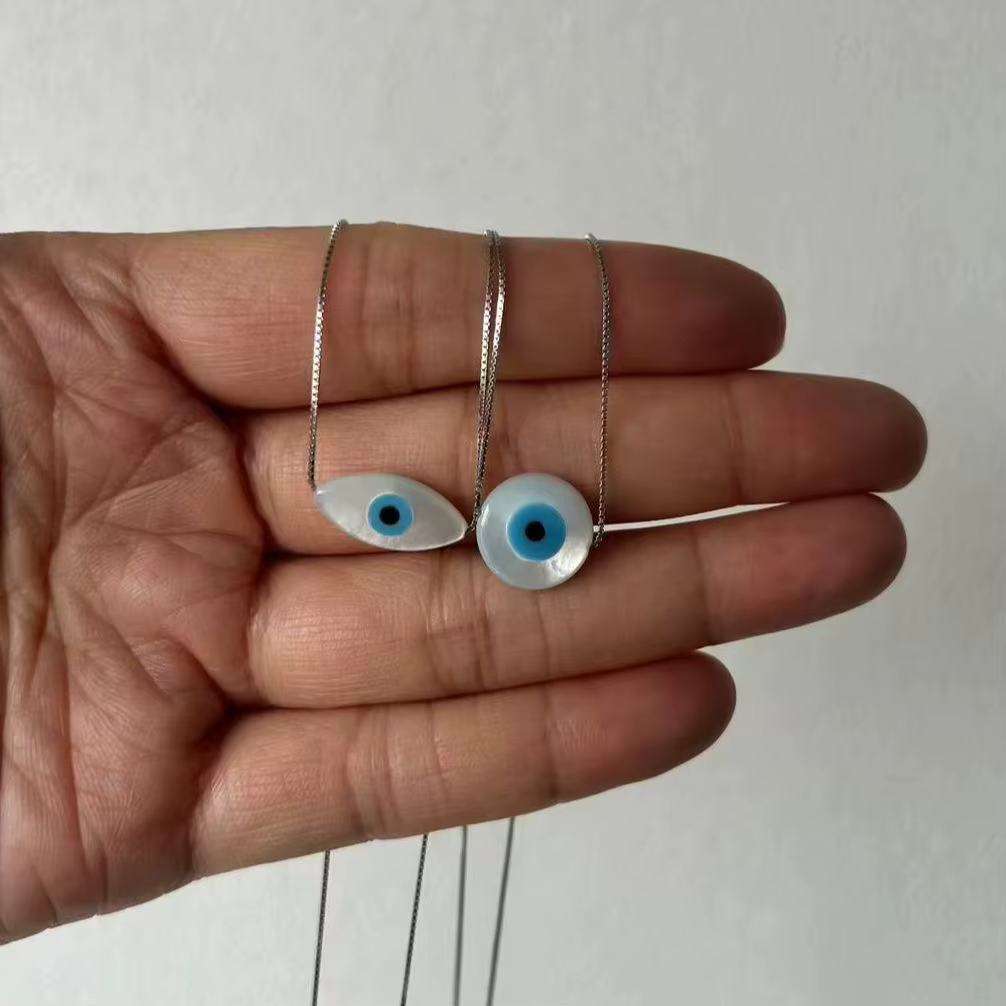Collier ras-de-cou avec pendentif en coquille MOP œil de chat bleu