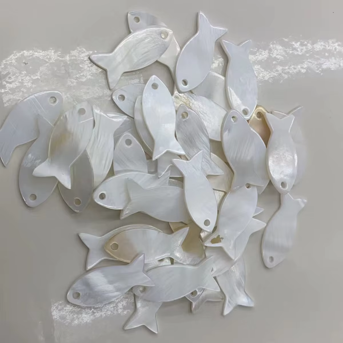 100 pièces en gros de petits pendentifs en nacre pour la fabrication de bijoux