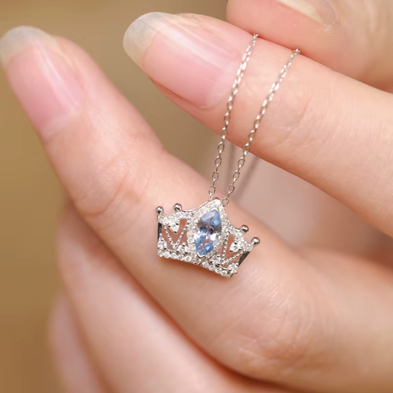 Collier bleu sur couronne pour femme