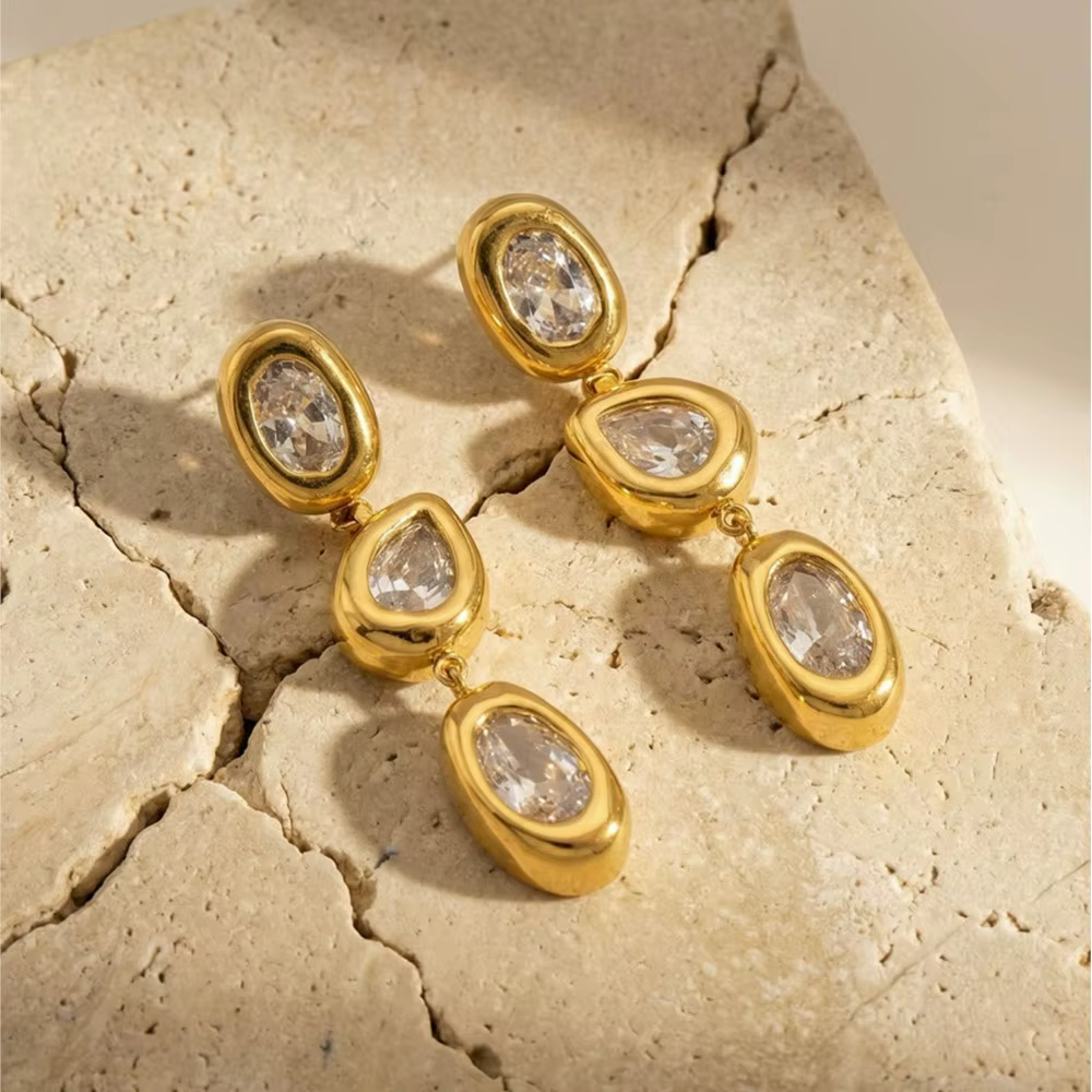 Boucles d'oreilles pendantes triple zircon cubique CZ plaquées or 18 carats