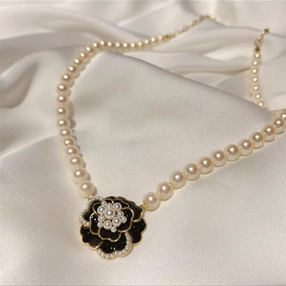 Collier avec pendentif en forme de fleur de camélia blanche pour femmes